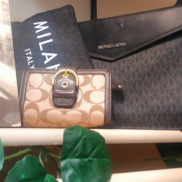 Michael Kors Handbags - Michael kors small purse, Milan makeup bag, Coach wallet
